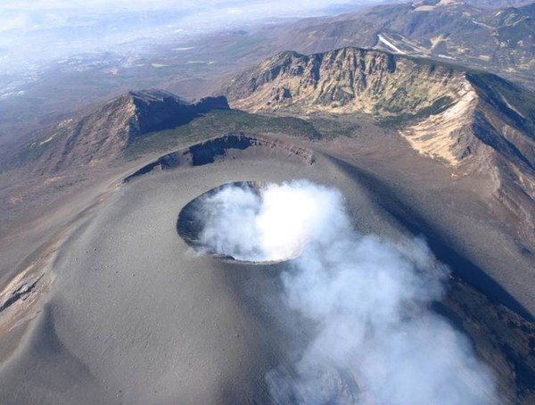 Ngất ngây vẻ đẹp của những ngọn núi lửa hung dữ nhất Nhật Bản