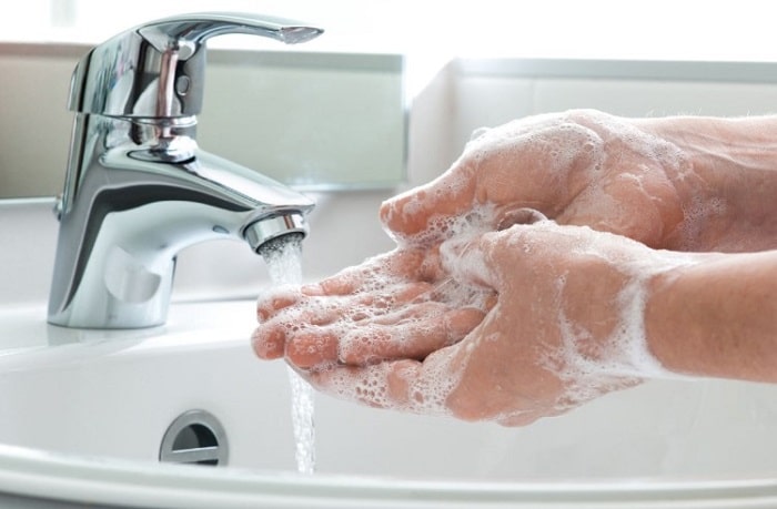 Khi đi vệ sinh tay tiếp xúc với nhiều vi khuẩn nên hãy rửa tay thật kỹ sau khi đi vệ sinh xong